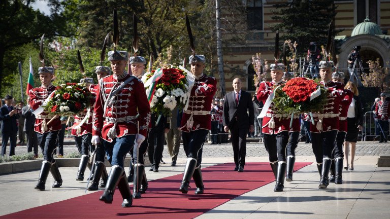 bulgarian soldiers in a parade